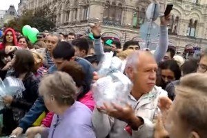 У Москві традиційно лопатами з кузова самоскида роздавали салат, через який глядачі влаштували тисняву