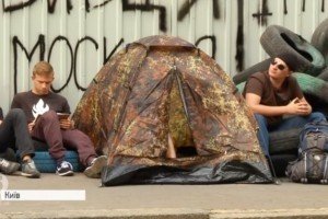 Ночівля під "Інтером": пікетувальники хочуть збудувати під офісом телеканалу блокпост