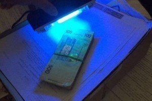 У Харкові затримали інспекторку, яка видавала дозволи на зброю "особливим клієнтам"