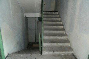 У Києві в багатоповерхівці 19-річний злочинець вистрілив у жінку
