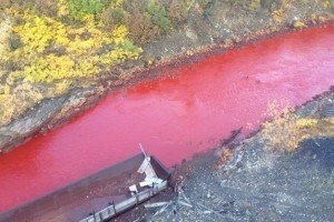 Криваво-червона річка: в інтернеті з'явились фото водойми в Норильську