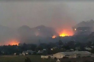 У Мар'їнці горять склади бойовиків – український боєць оприлюднив відео