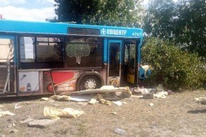 У Києві автобус в'їхав у кафе біля озера