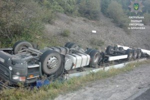 На трасі Київ–Чоп перекинулася Scania, водія витягували з кабіни вантажівки