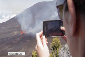 Piton de la Fournaise: у Франції сотні туристів спостерігали за виверженням вулкана