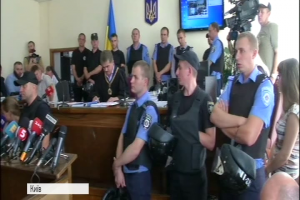 Надкоротке засідання у справі заворушень під ВР: журналісти "5 каналу" зафільмували хроніку подій