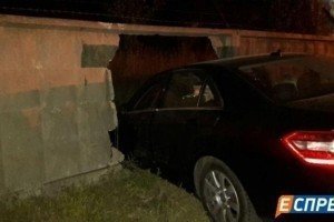 На Троєщині елітний Mercedes протаранив бетонну загорожу