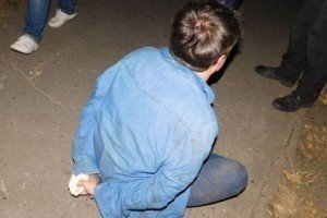 У Києві перехожі затримали іноземця, який напав на жінку з молотком