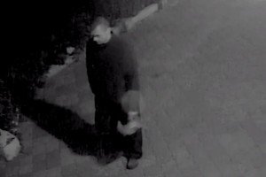Поліція оприлюднила відео з ймовірним "полтавським вандалом", що знищує меморіальні дошки воїнів АТО