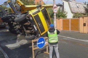 У Києві на Печерську автокран упав на приватний будинок