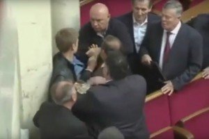 У Раді сталася бійка: Нардепа Гончаренка "опоблоківці" засипали сухарями – відео