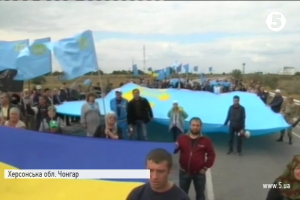 Мирна хода, українські пісні та бронемашини окупантів: Чим запам'ятається річниця блокади Криму