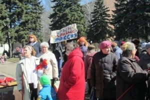 У Харцизьку поширена листівка, де Партія регіонів названа  "ворогом народу "