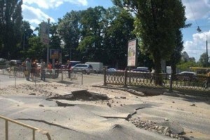 У Києві на бульварі Шевченка провалився асфальт