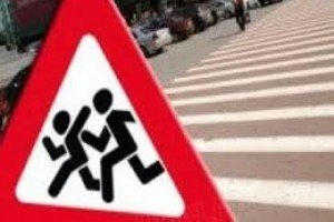 У Києві невідомий збив дівчинку на пішохідному переході: дитина потрапила до реанімації