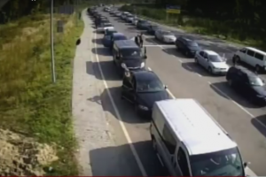 У ДПСУ розповіли, коли збільшується кількість автівок на кордоні з Польщею