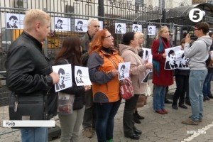Журналісти пікетують посольство РФ у Києві