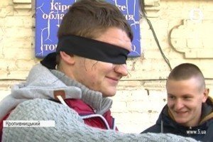 Зав'язати очі та пройти містом: у Кропивницькому відбулась акція до Дня білої тростини