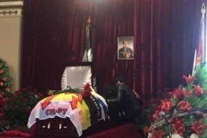Металошукачі, обидві дружини та вдавана масовість: в окупованому Донецьку ховають "Моторолу" – відео