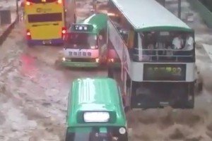 "Плаваючі" автівки та перелякані люди: Гонконг вражений небувалою зливою – відео