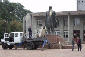В Україні знесли останній пам'ятник Леніну