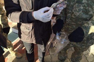 У районі проведення АТО поліцейський погорів на хабарі – відео