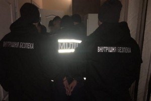 У Запоріжжі затримали поліцейських, які грабували людей