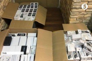 Податківці накрили нелегальну схему поставок Apple: вилучено техніки на 4 мільйони