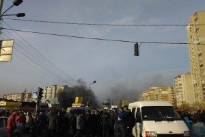 У Києві біля метро підприємці радіоринку підпалили шини