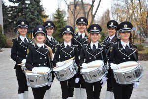 Краса в погонах: поліція Донеччини похизувалась новоствореним ансамблем барабанщиць