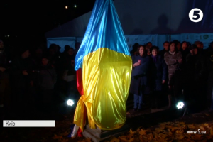 У столиці встановили бронзову скульптуру королеві Франції