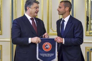 Порошенко зустрівся із президентом УЄФА