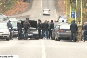 Автомобілісти перекрили дороги у напрямку Європи перед КПП "Ужгород" та "Солотвино"