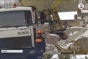 У Львові обрушився будівельний кран, є загиблі