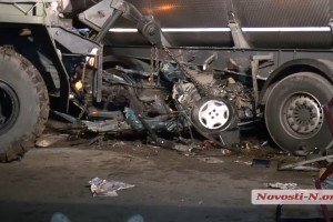 Автівку розбирали по шматках: у мережі з'явилось фото та відео з місця жахливої аварії на Миколаївщині