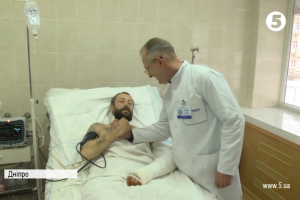 У Дніпрі одужує боєць, якого побратим проніс на собі кілометр після нападу ДРГ