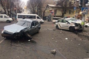 У Дніпрі Lanos протаранив машину патруля: є постраждалі