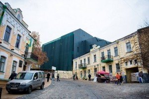 У соцмережі активно обговорюють відреставровану будівлю театру на Андріївському узвозі