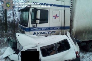  На трасі "Київ-Чоп" мікроавтобус занесло під колеса вантажівки – є загиблі