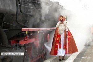 В Афінах відбувся благодійний забіг Санта-Клаусів