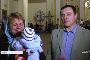 Волонтерка з Іспанії стала хрещеною матір'ю для сина бійця зі Львова 