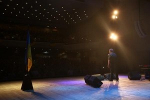 Порошенко заспівав пісні "Океану Ельзи" разом з десантниками