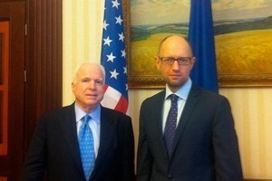 Яценюк розповів Маккейну, що Путін хоче "приспати світову спільноту" і приховати факт російської агресії