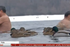 Водохреща у столиці: як кияни разом з "місцевими" у Дніпрі борсалися