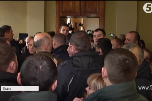 У Львові на сесію міськради увірвалися близько 30 активістів: чого вимагали "бунтарі"