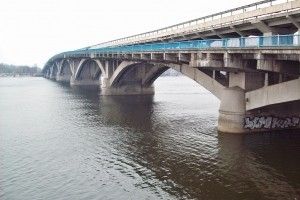 У Києві чоловік кинувся у Дніпро із мосту Метро
