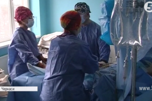 У Черкасах ортопед-травматолог розпочав цикл безплатних операцій з протезування