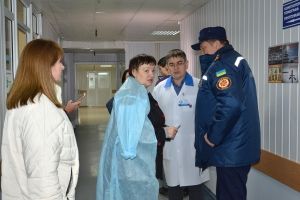 Рятувальники відвідали в лікарні важко пораненого в Авдіївці підполковника ДСНС – фото та відео