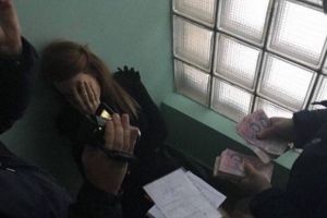 У Києві чиновницю КМДА впіймали на хабарі 40 тис. грн