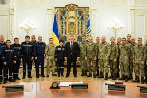 Це для них ви "Чорна бригада", а для нас – світле військо: Порошенко нагородив бійців 72-ї бригади